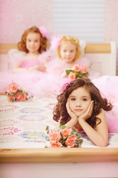 Barn i barnkammaren i rosa klänningar — Stockfoto