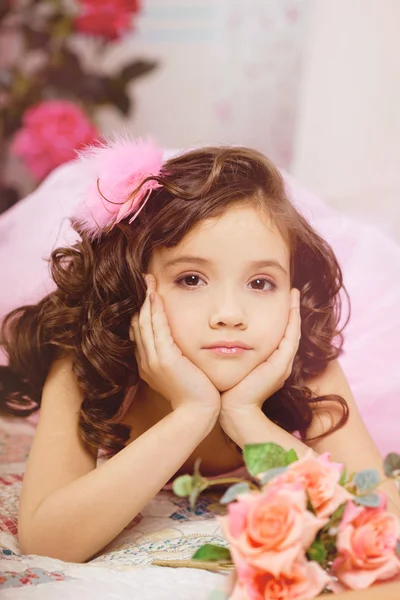 Flicka i barnkammaren i rosa klänning — Stockfoto