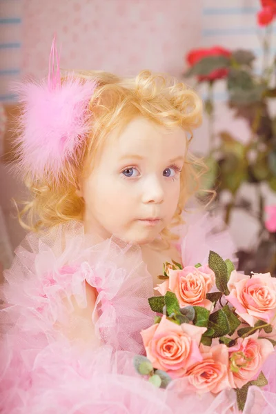 Dívka ve školce v růžových šatech — Stock fotografie