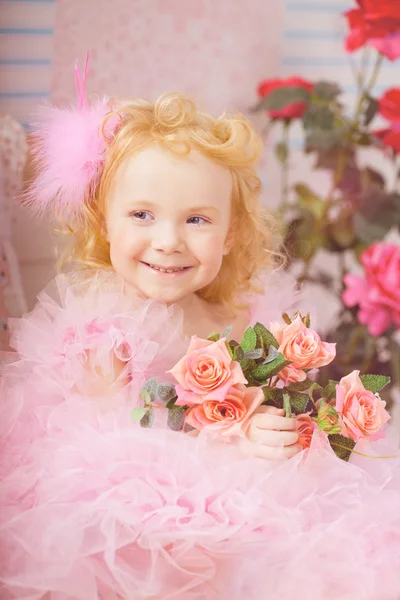 Dívka ve školce v růžových šatech — Stock fotografie