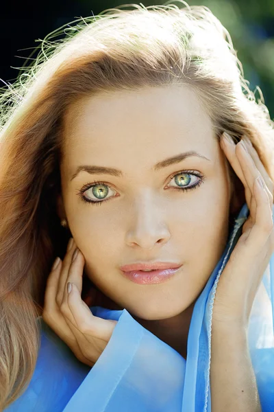 Красивая девушка с голубыми глазами — стоковое фото