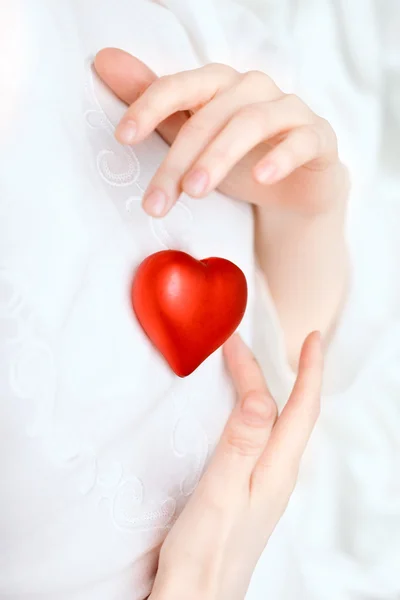 Händer lagra hjärta — Stockfoto