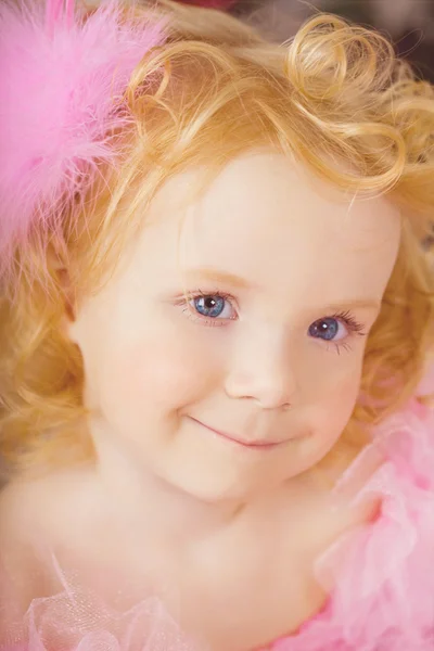 Девушка в детской в розовом платье — стоковое фото