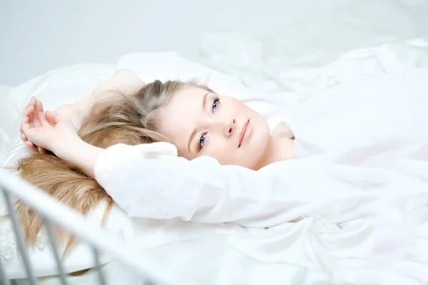 Flicka liggande på sängen — Stockfoto