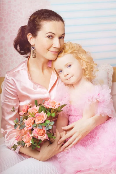 Маленькая девочка, ребенок в платье с матерью — стоковое фото