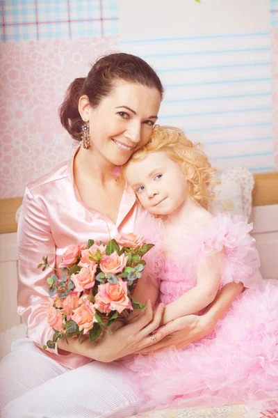 Маленькая девочка, ребенок в платье с матерью — стоковое фото