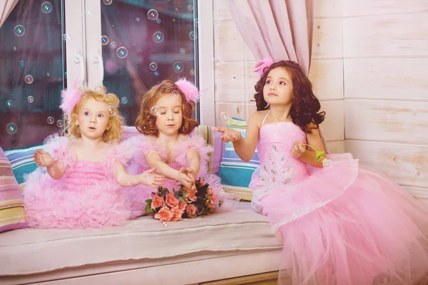 Enfants dans la crèche en robes roses — Photo