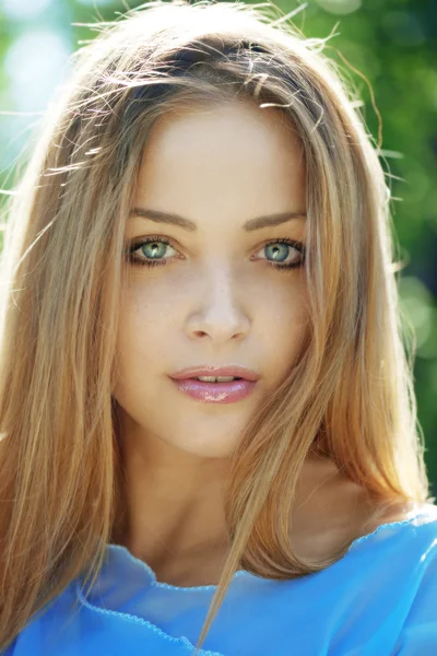 Mooi meisje met blauwe ogen — Stockfoto