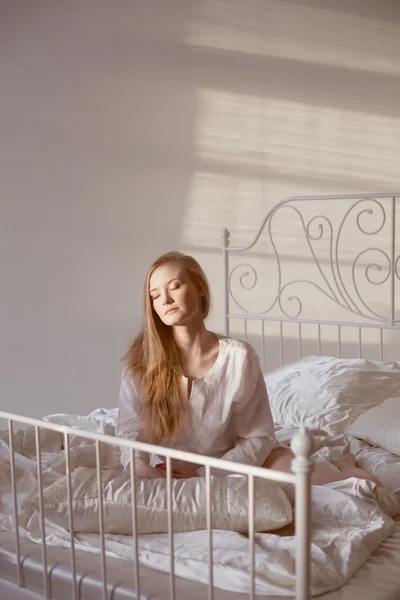 Flicka i morgonsolen — Stockfoto