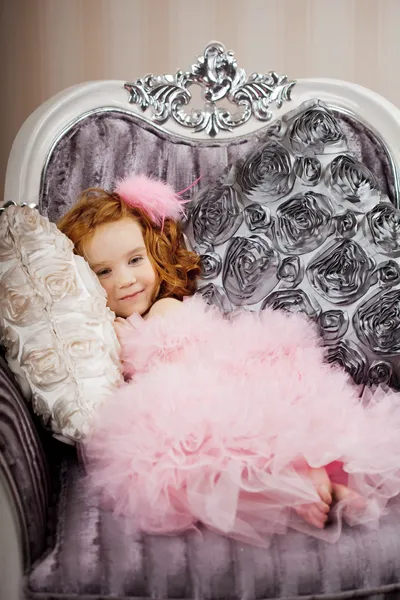 Ребенок на стуле в красивом платье — стоковое фото