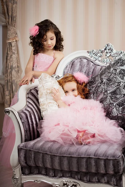 Двое детей на стуле в красивом платье — стоковое фото