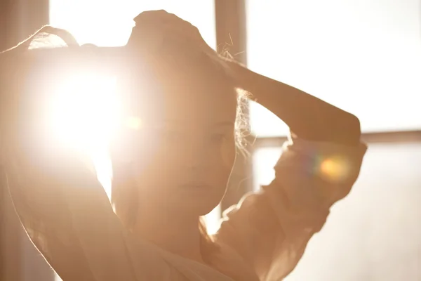 Дівчина в ранковому сонці — стокове фото