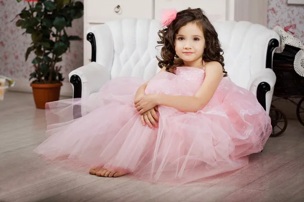 Ragazza nella nursery in abito rosa — Foto Stock