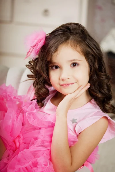 Девушка в детской в розовом платье — стоковое фото