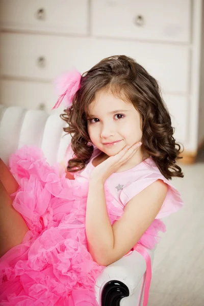 Chica en el vivero en vestido rosa —  Fotos de Stock