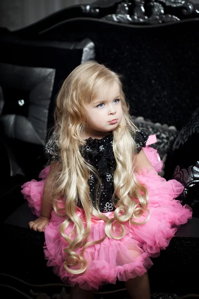 Petite fille dans un intérieur de luxe à la mode — Photo