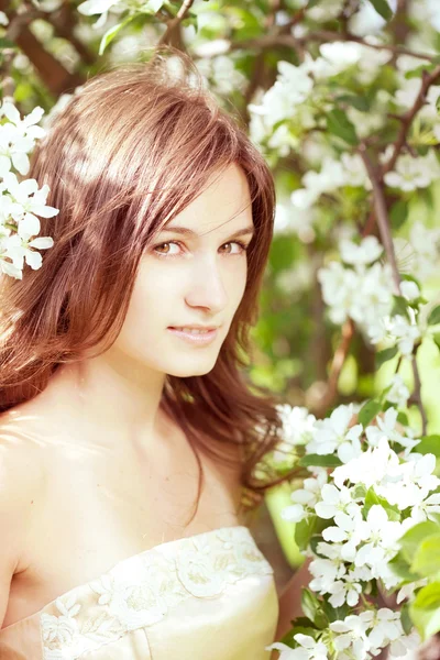 Menina bonita no exuberante jardim de primavera — Fotografia de Stock