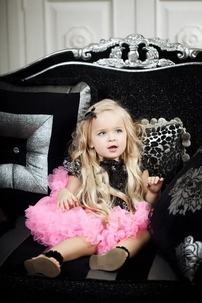 Маленькая девочка в модном роскошном интерьере — стоковое фото