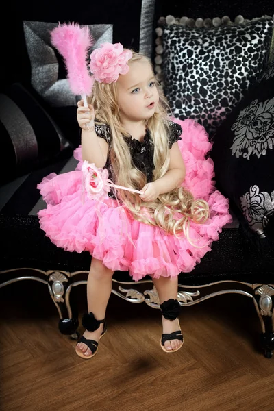 Bambina in un interno di lusso alla moda — Foto Stock