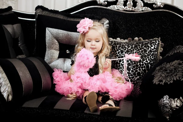Bambina in un interno di lusso alla moda — Foto Stock