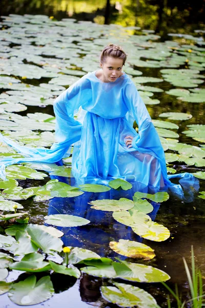 Beautiful woman and water — Stock Photo, Image