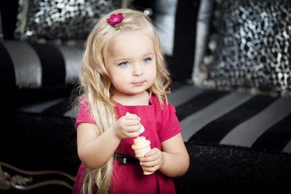 Kis lány a divatos luxus belső tér — Stock Fotó