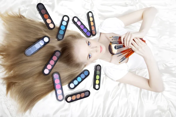 Stylist Make-up Artist mit Pinseln und Kosmetik — Stockfoto