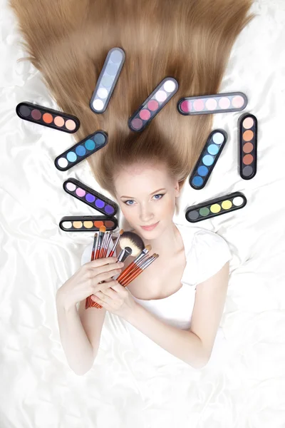 Cepillos de maquillaje estilista profesional en sus manos — Foto de Stock
