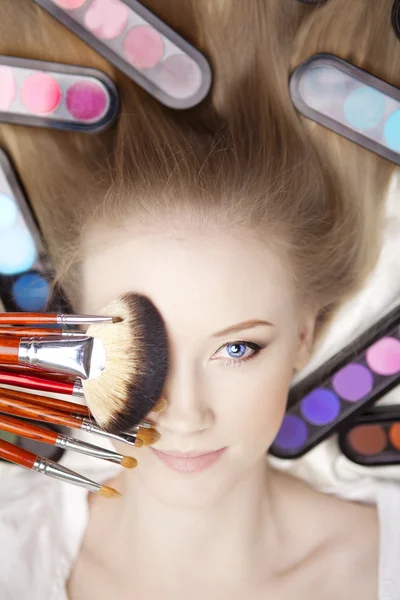 Stylist makeupartist med penslar och kosmetika — Stockfoto