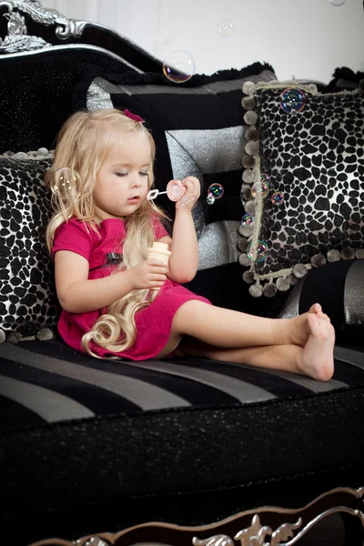Klein meisje in een luxueuze en modieuze interieur — Stockfoto