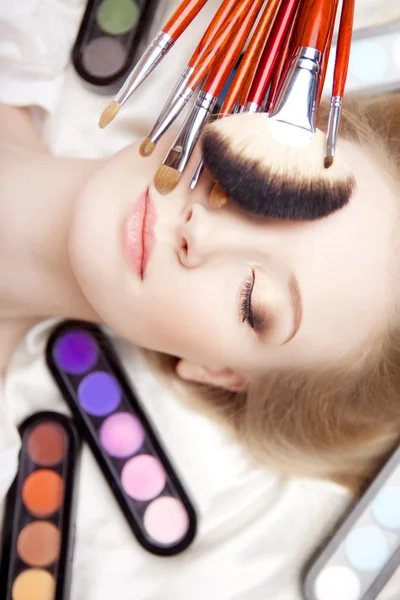 Professionell stylist make-up penslar i händerna — Stockfoto