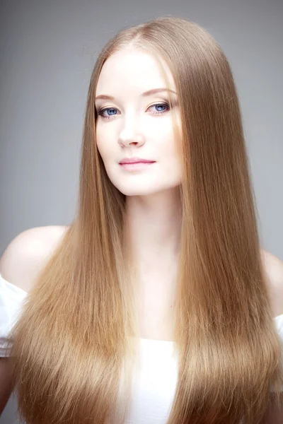 Mädchen mit luxuriösen Haaren — Stockfoto