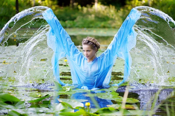 Mulher bonita e água — Fotografia de Stock