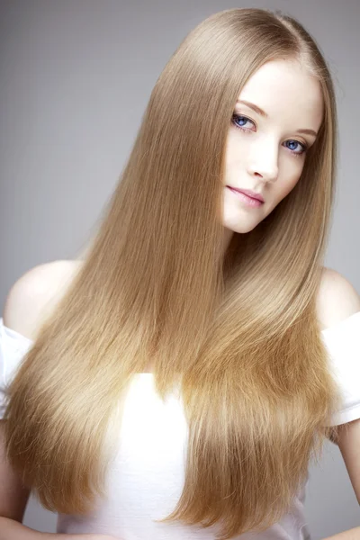 Menina com cabelo luxuoso — Fotografia de Stock