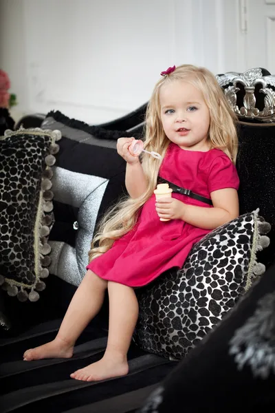Klein meisje in een luxueuze en modieuze interieur — Stockfoto