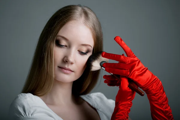 Chica en guantes con cepillo —  Fotos de Stock