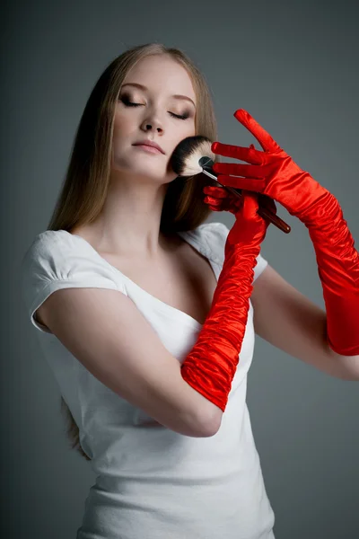 Κορίτσι σε γάντια με βούρτσα — Φωτογραφία Αρχείου