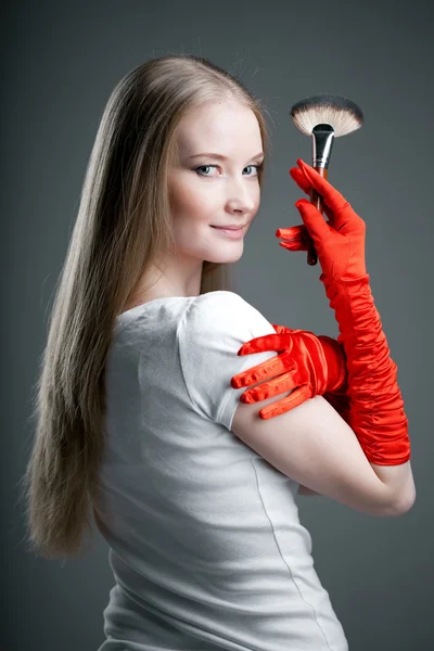 Chica en guantes con cepillo —  Fotos de Stock