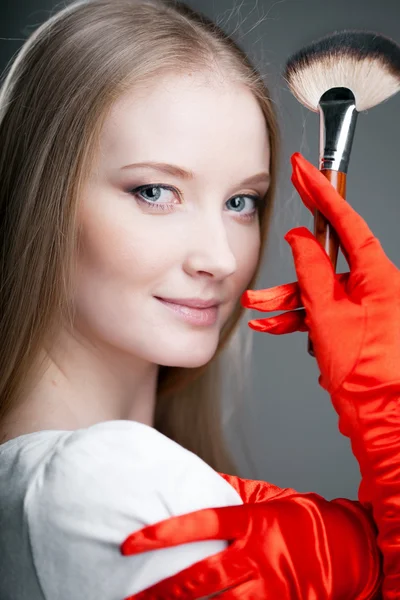 Κορίτσι σε γάντια με βούρτσα — Φωτογραφία Αρχείου