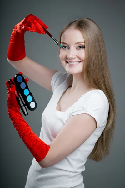 Flicka i handskar med borste — Stockfoto