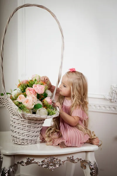 Маленькая девочка в модном роскошном интерьере — стоковое фото