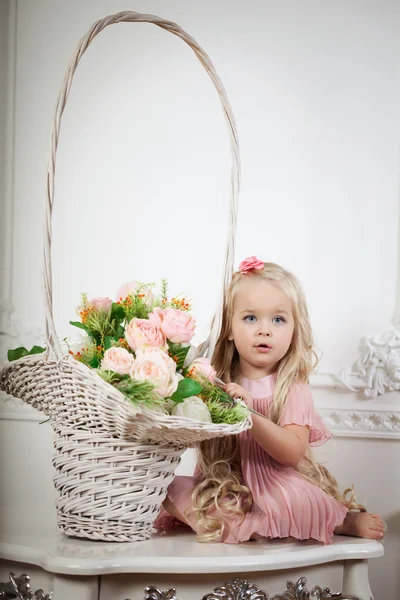 Kleines Mädchen in modischem Luxus-Interieur — Stockfoto