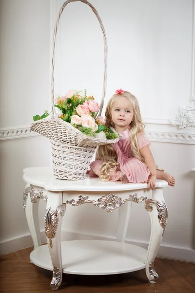 Malá holčička v módní luxusní interiér — Stock fotografie
