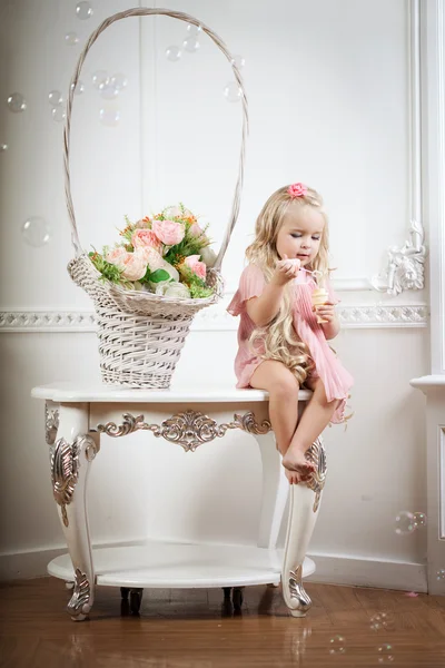 Κοριτσάκι σε ένα μοντέρνο πολυτελές εσωτερικό — Φωτογραφία Αρχείου