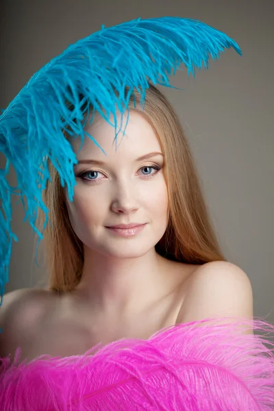 Mooi meisje met kleurrijke veren — Stockfoto