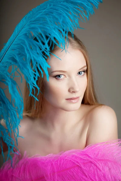 Bella ragazza con piume colorate — Foto Stock