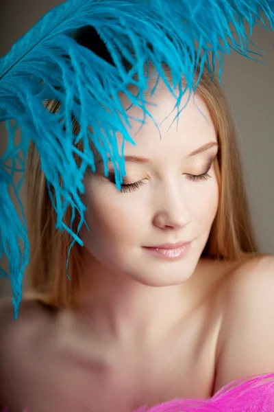 Mooi meisje met kleurrijke veren — Stockfoto