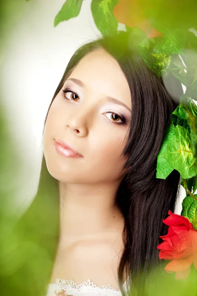 Piękna dziewczyna z jasny makijaż w wśród róż — Zdjęcie stockowe