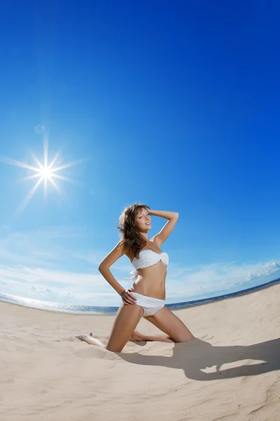Una donna sulla spiaggia. Giovane ragazza sulla sabbia dal mare . — Foto Stock