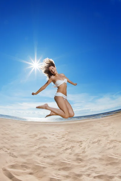 해변에서 여자입니다. 바다 모래에 어린 소녀. — 스톡 사진